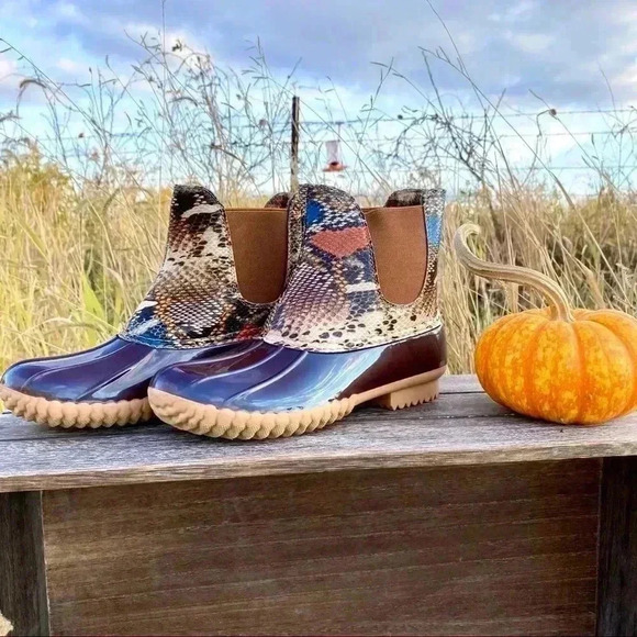 NEW Cute & Trendy Vegan Material Snake embossed slip on Duck Boots - Picture 4 of 16